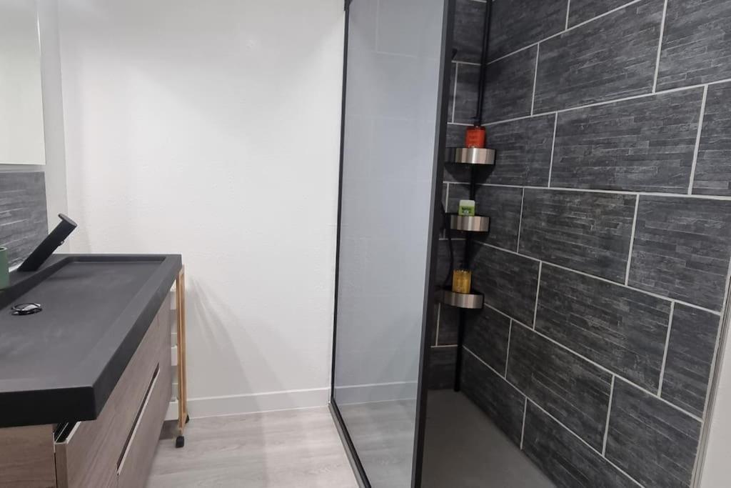 Le Retro Chic: Renovated With Free Parking Apartment