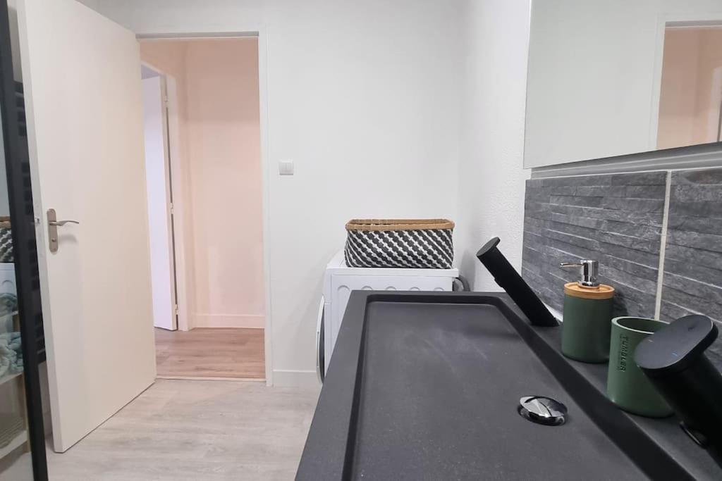Le Retro Chic: Renovated With Free Parking Apartment *