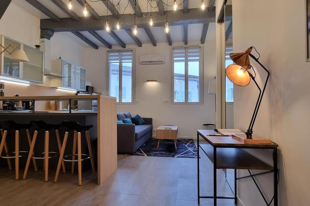 Le Retro Chic: Renovated With Free Parking Apartment